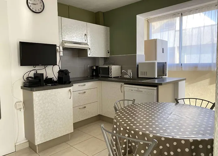 T2 Lumineux à Balaruc-les-bains, Proche Thermes, Parking, Wifi, 2 étoiles - Fr-1-553-130